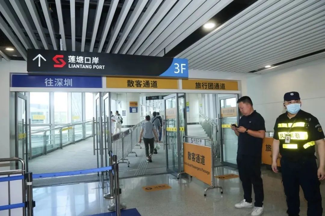 出入境客流量统计数据显示,连日来出入境客流呈高峰态势(图1) 832.jpg